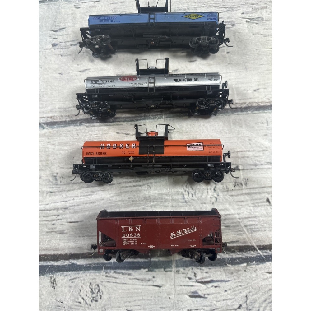 HO Scale 4 Car Freight Lot Dow DuPont Hooker L&N Tank Hopper Train Cars